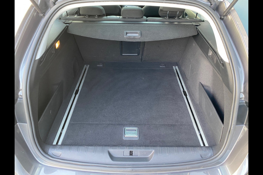 Peugeot 308 SW BWJ 2019 | 1.2 PT 111PK Executive | NWE APK | PANO DAK | CLIMA | NAVI | CRUISE | PDC | LICHTMETAAL | PRIVACY GLASS