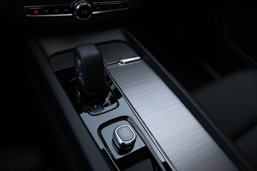 Volvo XC60 2.0 T6 Plug-in hybrid AWD Plus Dark Volvo XC60 2.0 Recharge T6 AWD Plus Dark | Leder | Navigatie | Google | Harman Kardon | Panorama dak | Lichtmetalen Velgen 19" | Dab | Stoelverwarming | Camera | Led