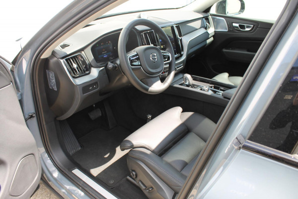 Volvo XC60 2.0 T6 Plug-in hybrid AWD Ultimate Dark Trekhaak / Luchtvering / Bowers & Wilkins / Adaptive Cruise control / 360 Camera / BLIS / Stoelverwarming voor en achter / Stuurverwarming /  Elektrisch bedienbare stoelen met geheugen /