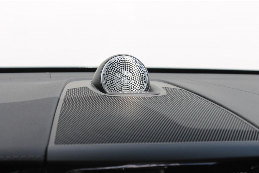Volvo XC60 2.0 T6 Plug-in hybrid AWD Ultimate Dark Trekhaak / Luchtvering / Bowers & Wilkins / Adaptive Cruise control / 360 Camera / BLIS / Stoelverwarming voor en achter / Stuurverwarming /  Elektrisch bedienbare stoelen met geheugen /