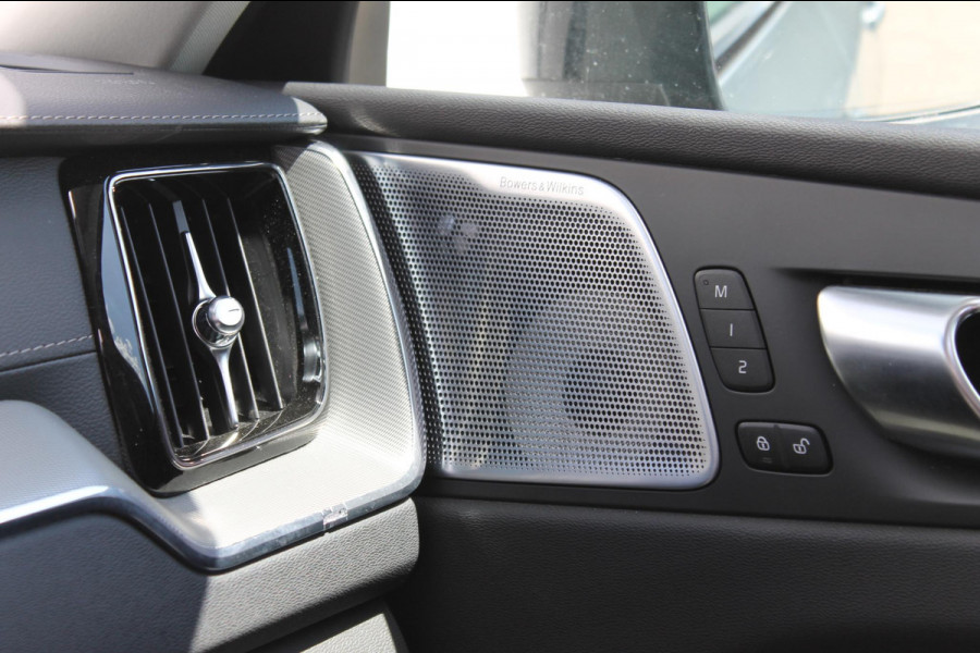 Volvo XC60 2.0 T6 Plug-in hybrid AWD Ultimate Dark Trekhaak / Luchtvering / Bowers & Wilkins / Adaptive Cruise control / 360 Camera / BLIS / Stoelverwarming voor en achter / Stuurverwarming /  Elektrisch bedienbare stoelen met geheugen /