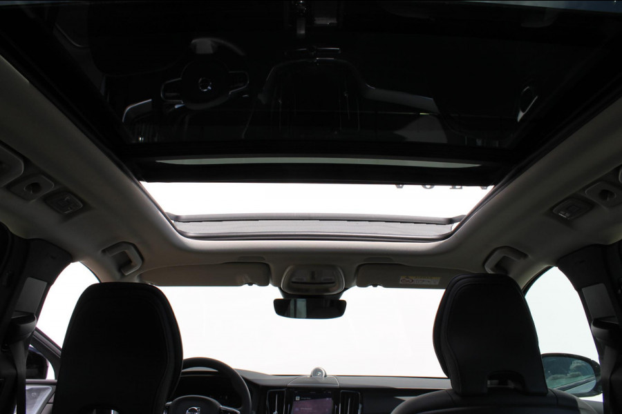 Volvo XC60 2.0 T6 Plug-in hybrid AWD Ultimate Dark Trekhaak / Luchtvering / Bowers & Wilkins / Adaptive Cruise control / 360 Camera / BLIS / Stoelverwarming voor en achter / Stuurverwarming /  Elektrisch bedienbare stoelen met geheugen /