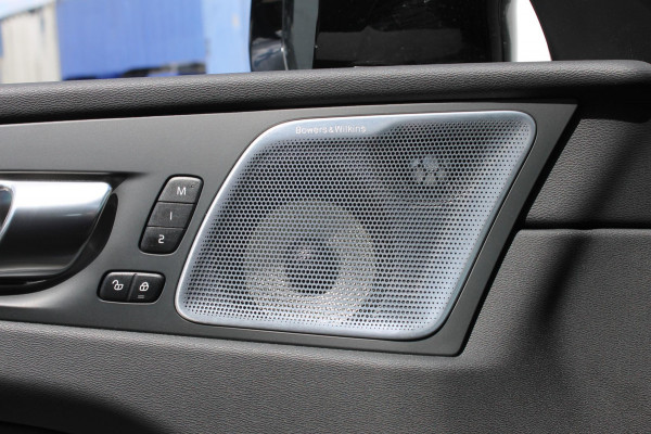 Volvo XC60 2.0 T6 Plug-in hybrid AWD Ultimate Dark Trekhaak / Luchtvering / Bowers & Wilkins / Adaptive Cruise control / 360 Camera / BLIS / Stoelverwarming voor en achter / Stuurverwarming /  Elektrisch bedienbare stoelen met geheugen /