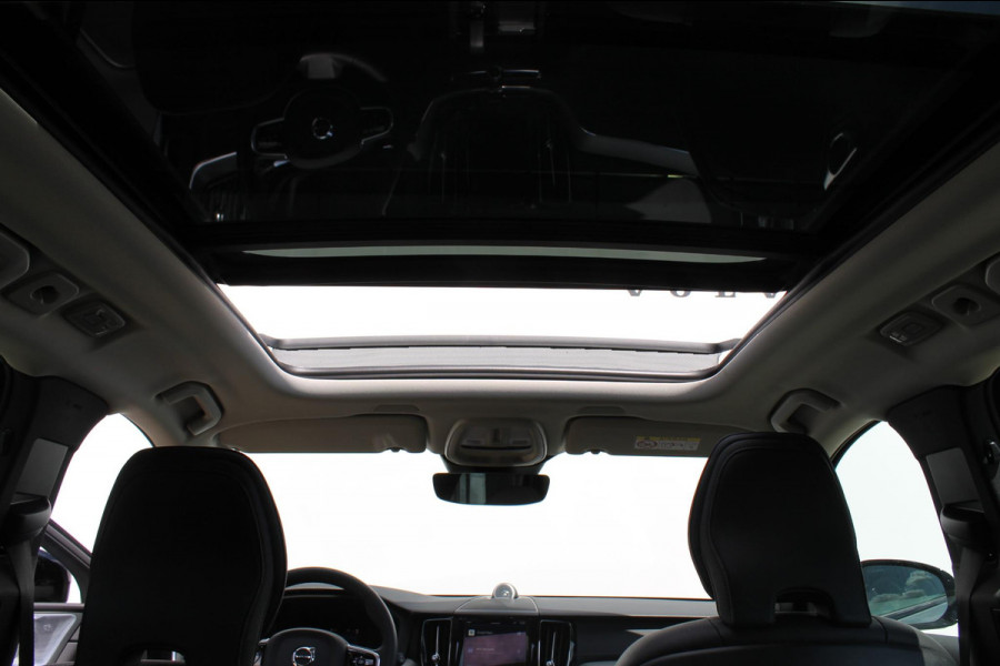 Volvo XC60 2.0 T6 Plug-in hybrid AWD Ultimate Dark Trekhaak / Luchtvering / Bowers & Wilkins / Adaptive Cruise control / 360 Camera / BLIS / Stoelverwarming voor en achter / Stuurverwarming /  Elektrisch bedienbare stoelen met geheugen /