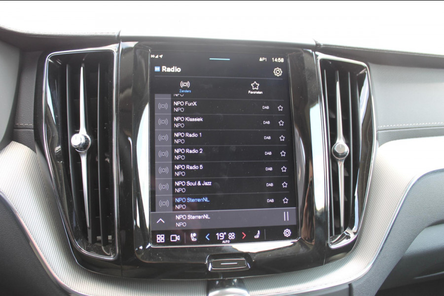 Volvo XC60 2.0 T6 Plug-in hybrid AWD Ultimate Dark Trekhaak / Luchtvering / Bowers & Wilkins / Adaptive Cruise control / 360 Camera / BLIS / Stoelverwarming voor en achter / Stuurverwarming /  Elektrisch bedienbare stoelen met geheugen /