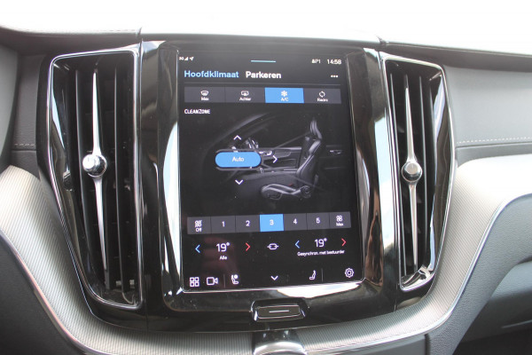 Volvo XC60 2.0 T6 Plug-in hybrid AWD Ultimate Dark Trekhaak / Luchtvering / Bowers & Wilkins / Adaptive Cruise control / 360 Camera / BLIS / Stoelverwarming voor en achter / Stuurverwarming /  Elektrisch bedienbare stoelen met geheugen /