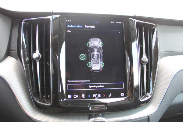 Volvo XC60 2.0 T6 Plug-in hybrid AWD Ultimate Dark Trekhaak / Luchtvering / Bowers & Wilkins / Adaptive Cruise control / 360 Camera / BLIS / Stoelverwarming voor en achter / Stuurverwarming /  Elektrisch bedienbare stoelen met geheugen /