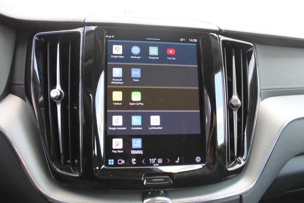 Volvo XC60 2.0 T6 Plug-in hybrid AWD Ultimate Dark Trekhaak / Luchtvering / Bowers & Wilkins / Adaptive Cruise control / 360 Camera / BLIS / Stoelverwarming voor en achter / Stuurverwarming /  Elektrisch bedienbare stoelen met geheugen /