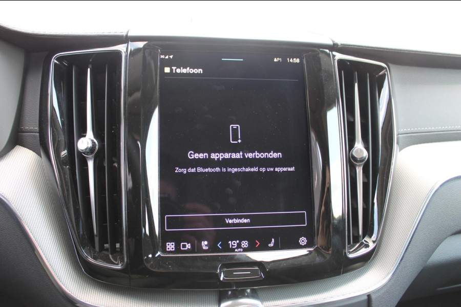 Volvo XC60 2.0 T6 Plug-in hybrid AWD Ultimate Dark Trekhaak / Luchtvering / Bowers & Wilkins / Adaptive Cruise control / 360 Camera / BLIS / Stoelverwarming voor en achter / Stuurverwarming /  Elektrisch bedienbare stoelen met geheugen /