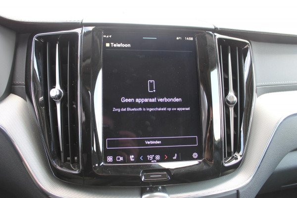 Volvo XC60 2.0 T6 Plug-in hybrid AWD Ultimate Dark Trekhaak / Luchtvering / Bowers & Wilkins / Adaptive Cruise control / 360 Camera / BLIS / Stoelverwarming voor en achter / Stuurverwarming /  Elektrisch bedienbare stoelen met geheugen /