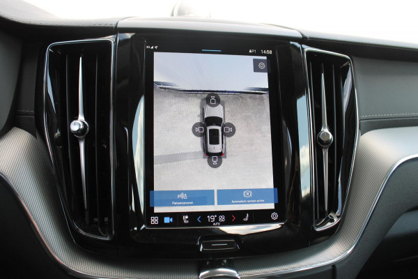 Volvo XC60 2.0 T6 Plug-in hybrid AWD Ultimate Dark Trekhaak / Luchtvering / Bowers & Wilkins / Adaptive Cruise control / 360 Camera / BLIS / Stoelverwarming voor en achter / Stuurverwarming /  Elektrisch bedienbare stoelen met geheugen /