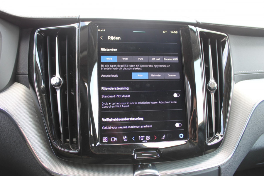 Volvo XC60 2.0 T6 Plug-in hybrid AWD Ultimate Dark Trekhaak / Luchtvering / Bowers & Wilkins / Adaptive Cruise control / 360 Camera / BLIS / Stoelverwarming voor en achter / Stuurverwarming /  Elektrisch bedienbare stoelen met geheugen /