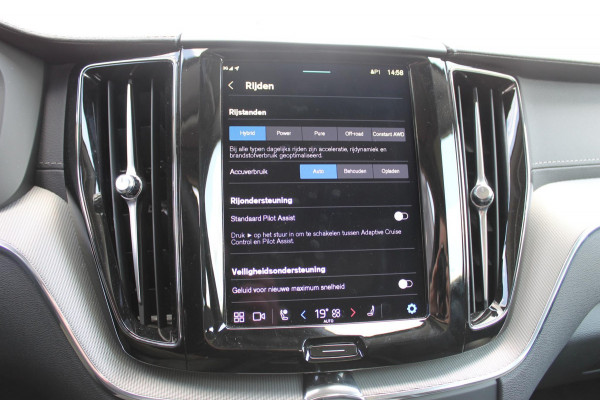 Volvo XC60 2.0 T6 Plug-in hybrid AWD Ultimate Dark Trekhaak / Luchtvering / Bowers & Wilkins / Adaptive Cruise control / 360 Camera / BLIS / Stoelverwarming voor en achter / Stuurverwarming /  Elektrisch bedienbare stoelen met geheugen /