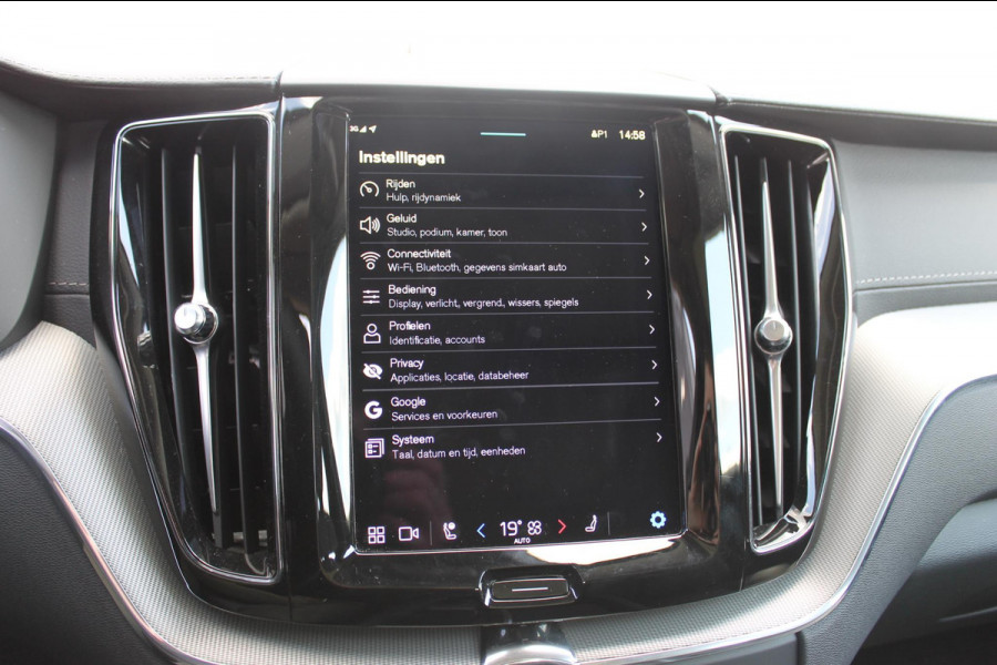 Volvo XC60 2.0 T6 Plug-in hybrid AWD Ultimate Dark Trekhaak / Luchtvering / Bowers & Wilkins / Adaptive Cruise control / 360 Camera / BLIS / Stoelverwarming voor en achter / Stuurverwarming /  Elektrisch bedienbare stoelen met geheugen /