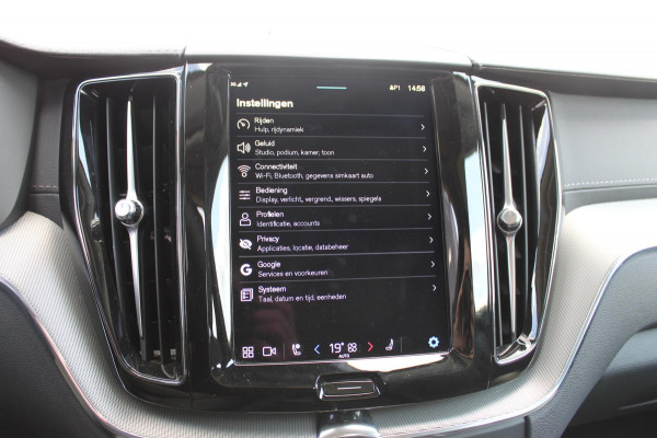 Volvo XC60 2.0 T6 Plug-in hybrid AWD Ultimate Dark Trekhaak / Luchtvering / Bowers & Wilkins / Adaptive Cruise control / 360 Camera / BLIS / Stoelverwarming voor en achter / Stuurverwarming /  Elektrisch bedienbare stoelen met geheugen /