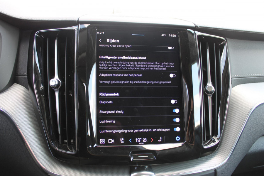 Volvo XC60 2.0 T6 Plug-in hybrid AWD Ultimate Dark Trekhaak / Luchtvering / Bowers & Wilkins / Adaptive Cruise control / 360 Camera / BLIS / Stoelverwarming voor en achter / Stuurverwarming /  Elektrisch bedienbare stoelen met geheugen /