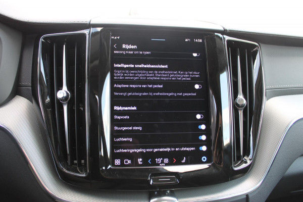 Volvo XC60 2.0 T6 Plug-in hybrid AWD Ultimate Dark Trekhaak / Luchtvering / Bowers & Wilkins / Adaptive Cruise control / 360 Camera / BLIS / Stoelverwarming voor en achter / Stuurverwarming /  Elektrisch bedienbare stoelen met geheugen /