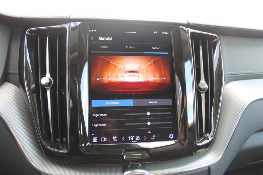 Volvo XC60 2.0 T6 Plug-in hybrid AWD Ultimate Dark Trekhaak / Luchtvering / Bowers & Wilkins / Adaptive Cruise control / 360 Camera / BLIS / Stoelverwarming voor en achter / Stuurverwarming /  Elektrisch bedienbare stoelen met geheugen /