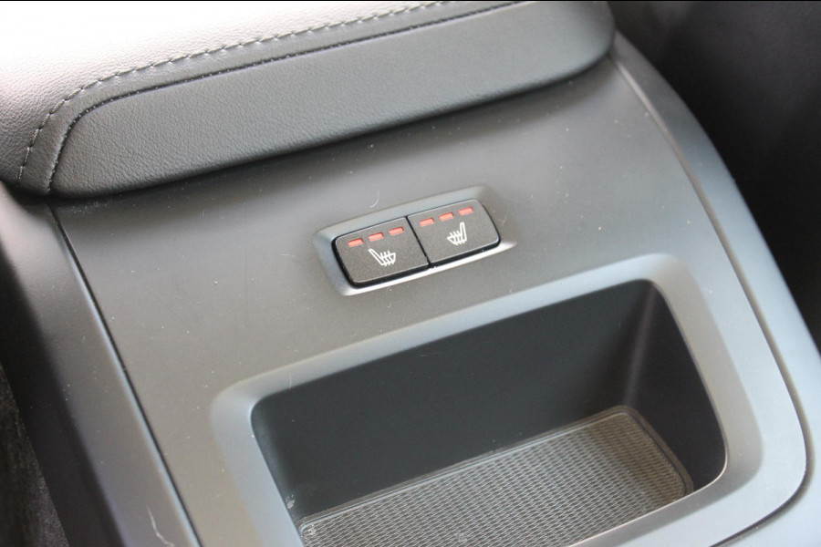 Volvo XC60 2.0 T6 Plug-in hybrid AWD Ultimate Dark Trekhaak / Luchtvering / Bowers & Wilkins / Adaptive Cruise control / 360 Camera / BLIS / Stoelverwarming voor en achter / Stuurverwarming /  Elektrisch bedienbare stoelen met geheugen /