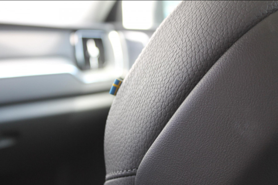 Volvo XC60 2.0 T6 Plug-in hybrid AWD Ultimate Dark Trekhaak / Luchtvering / Bowers & Wilkins / Adaptive Cruise control / 360 Camera / BLIS / Stoelverwarming voor en achter / Stuurverwarming /  Elektrisch bedienbare stoelen met geheugen /