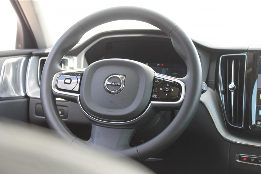 Volvo XC60 2.0 T6 Plug-in hybrid AWD Ultimate Dark Trekhaak / Luchtvering / Bowers & Wilkins / Adaptive Cruise control / 360 Camera / BLIS / Stoelverwarming voor en achter / Stuurverwarming /  Elektrisch bedienbare stoelen met geheugen /