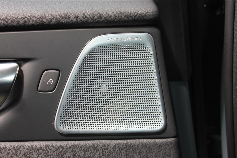 Volvo XC60 2.0 T6 Plug-in hybrid AWD Ultimate Dark Trekhaak / Luchtvering / Bowers & Wilkins / Adaptive Cruise control / 360 Camera / BLIS / Stoelverwarming voor en achter / Stuurverwarming /  Elektrisch bedienbare stoelen met geheugen /