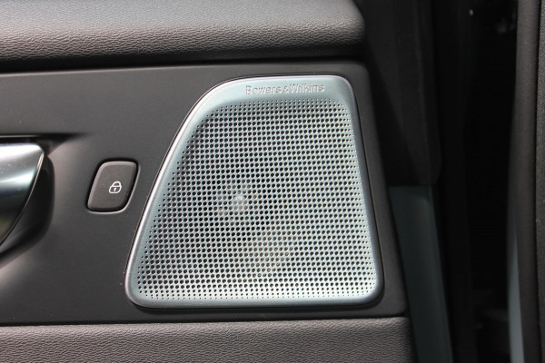 Volvo XC60 2.0 T6 Plug-in hybrid AWD Ultimate Dark Trekhaak / Luchtvering / Bowers & Wilkins / Adaptive Cruise control / 360 Camera / BLIS / Stoelverwarming voor en achter / Stuurverwarming /  Elektrisch bedienbare stoelen met geheugen /