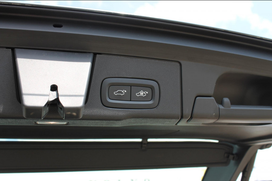 Volvo XC60 2.0 T6 Plug-in hybrid AWD Ultimate Dark Trekhaak / Luchtvering / Bowers & Wilkins / Adaptive Cruise control / 360 Camera / BLIS / Stoelverwarming voor en achter / Stuurverwarming /  Elektrisch bedienbare stoelen met geheugen /