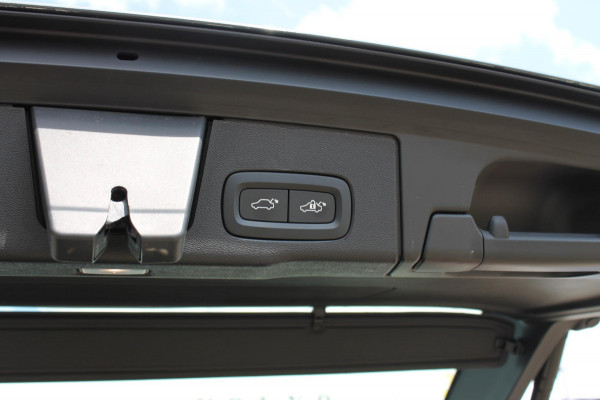 Volvo XC60 2.0 T6 Plug-in hybrid AWD Ultimate Dark Trekhaak / Luchtvering / Bowers & Wilkins / Adaptive Cruise control / 360 Camera / BLIS / Stoelverwarming voor en achter / Stuurverwarming /  Elektrisch bedienbare stoelen met geheugen /