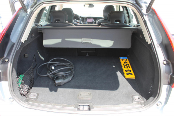 Volvo XC60 2.0 T6 Plug-in hybrid AWD Ultimate Dark Trekhaak / Luchtvering / Bowers & Wilkins / Adaptive Cruise control / 360 Camera / BLIS / Stoelverwarming voor en achter / Stuurverwarming /  Elektrisch bedienbare stoelen met geheugen /