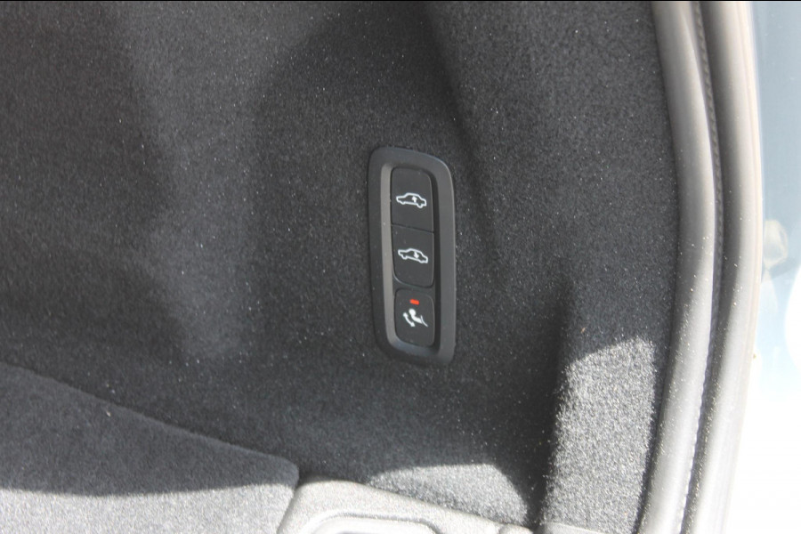 Volvo XC60 2.0 T6 Plug-in hybrid AWD Ultimate Dark Trekhaak / Luchtvering / Bowers & Wilkins / Adaptive Cruise control / 360 Camera / BLIS / Stoelverwarming voor en achter / Stuurverwarming /  Elektrisch bedienbare stoelen met geheugen /