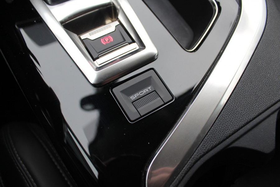 Peugeot 3008 1.2 PureTech GT-Line / Trekhaak / Panoramadak / Camera / 18'' / Half leder / Navigatie / Stoelverwarming / DAB / Dodehoek / Apple Carplay / Stoelverwarming / Cruise Control