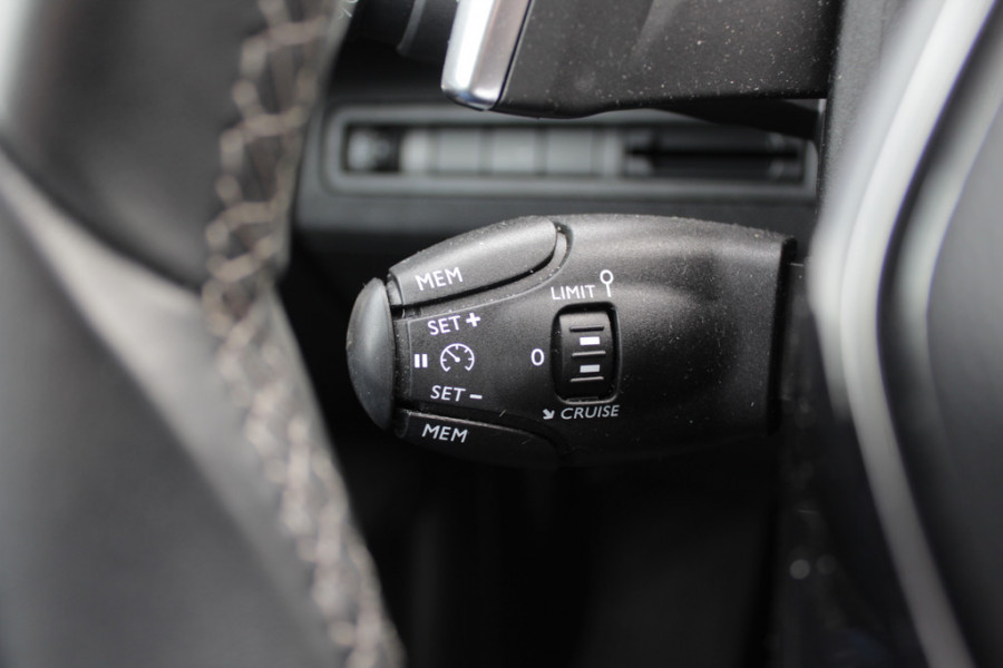Peugeot 3008 1.2 PureTech GT-Line / Trekhaak / Panoramadak / Camera / 18'' / Half leder / Navigatie / Stoelverwarming / DAB / Dodehoek / Apple Carplay / Stoelverwarming / Cruise Control