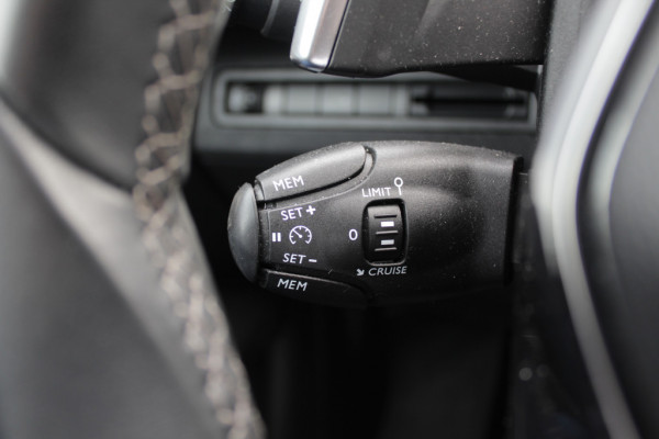 Peugeot 3008 1.2 PureTech GT-Line / Trekhaak / Panoramadak / Camera / 18'' / Half leder / Navigatie / Stoelverwarming / DAB / Dodehoek / Apple Carplay / Stoelverwarming / Cruise Control