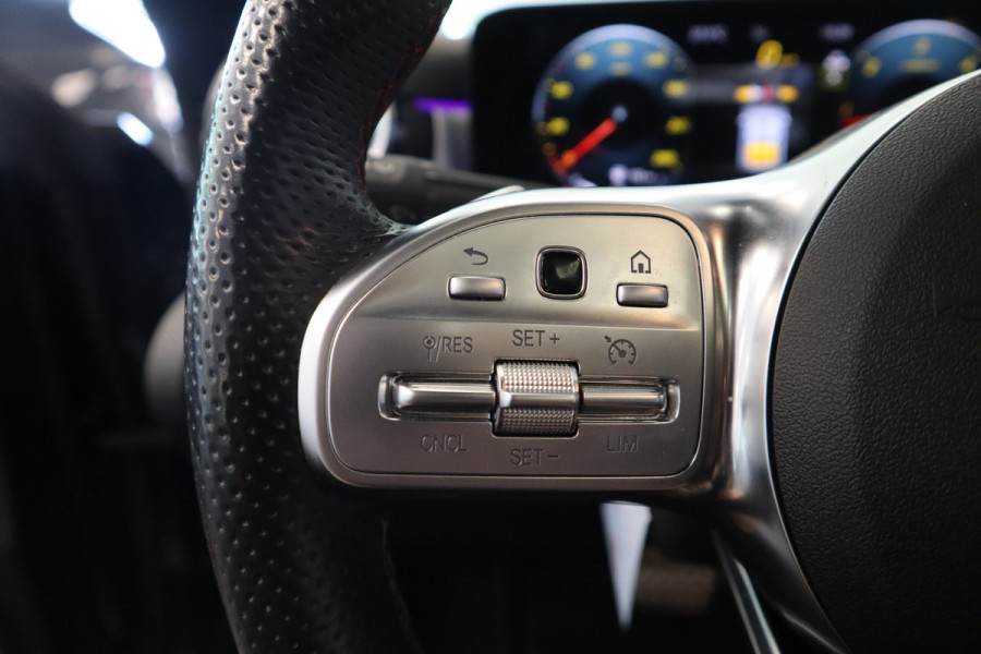 Mercedes-Benz CLA-Klasse 220 d AMG Line Panoramadak Burmester Multibeam-led