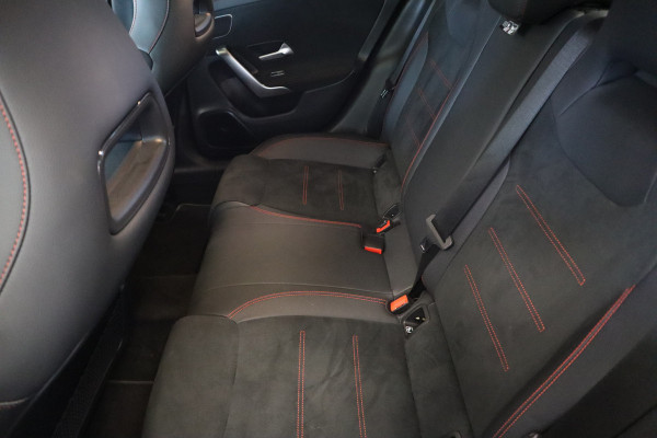 Mercedes-Benz CLA-Klasse 220 d AMG Line Panoramadak Burmester Multibeam-led