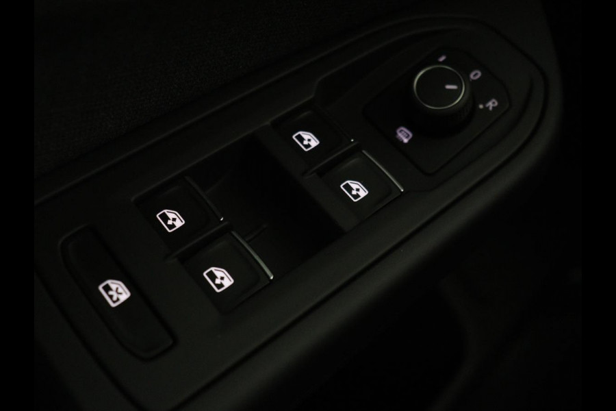 Volkswagen Golf 1.0 TSI Life | Carplay | Sfeerverlichting | Navigatie | Adaptive cruise | Full LED | Parkeerhulp | DAB | Climate control | Bluetooth