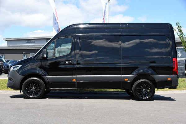 Mercedes-Benz Sprinter 319 3.0 CDI L2H2 Black Edition Adaptieve Cruise, 360 Camera, Carplay, 3500kg Trekhaak, 190PK, LED, Multimedia, Standkachel, Uniek!