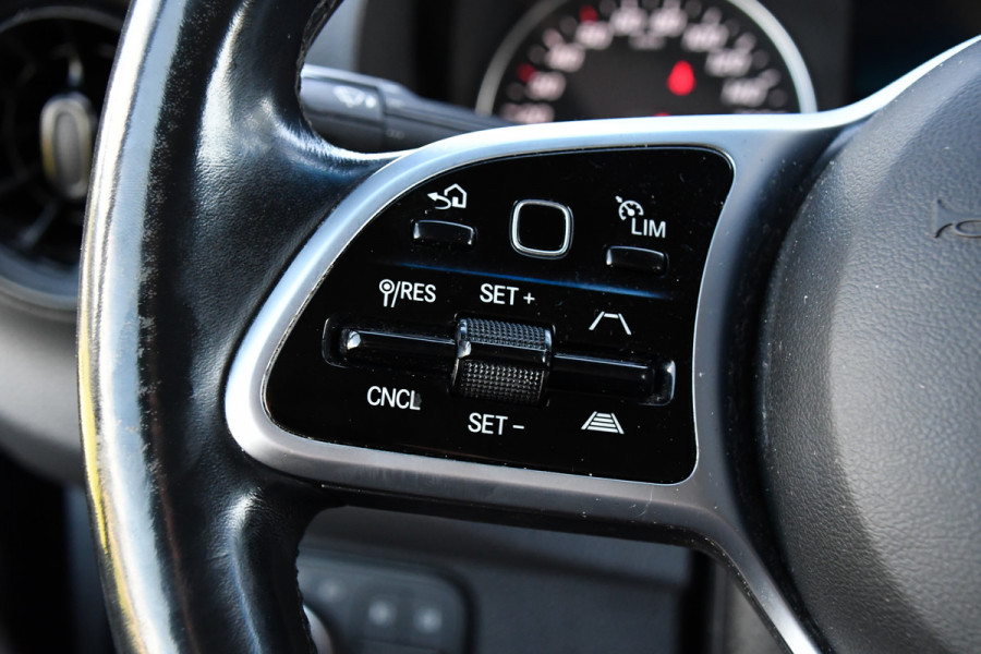 Mercedes-Benz Sprinter 319 3.0 CDI L2H2 Black Edition Adaptieve Cruise, 360 Camera, Carplay, 3500kg Trekhaak, 190PK, LED, Multimedia, Standkachel, Uniek!