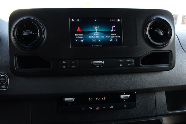 Mercedes-Benz Sprinter 319 3.0 CDI L2H2 Black Edition Adaptieve Cruise, 360 Camera, Carplay, 3500kg Trekhaak, 190PK, LED, Multimedia, Standkachel, Uniek!