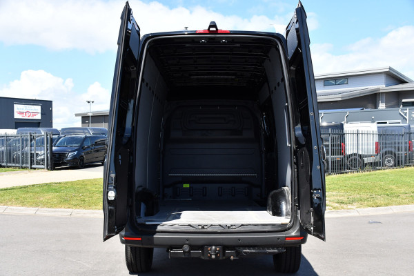 Mercedes-Benz Sprinter 319 3.0 CDI L2H2 Black Edition Adaptieve Cruise, 360 Camera, Carplay, 3500kg Trekhaak, 190PK, LED, Multimedia, Standkachel, Uniek!
