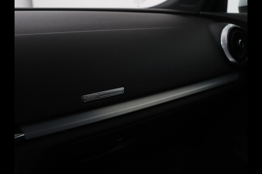 Audi A3 30 TFSI Sport S Line Edition | Half leder | Full LED | Sportstoelen | Navigatie | Trekhaak | Parkeerhulp | Climate control | Cruise control | Bluetooth