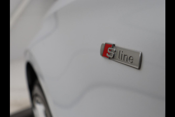 Audi A3 30 TFSI Sport S Line Edition | Half leder | Full LED | Sportstoelen | Navigatie | Trekhaak | Parkeerhulp | Climate control | Cruise control | Bluetooth