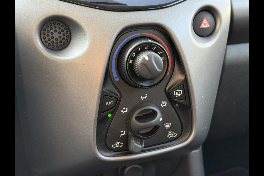 Toyota Aygo 1.0 X-Joy | Apple CarPlay/Android Auto, Lichtmetalen velgen, Parkeercamera, Stuurbediening, In hoogte verstelbare stoel
