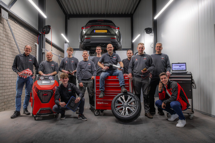 Toyota C-HR 1.8 Hybrid Style Plus | LED pakket, Navigatie, Dodehoekherkenning, Parkeersensoren, Keyless, Stoel + Stuurverwarming