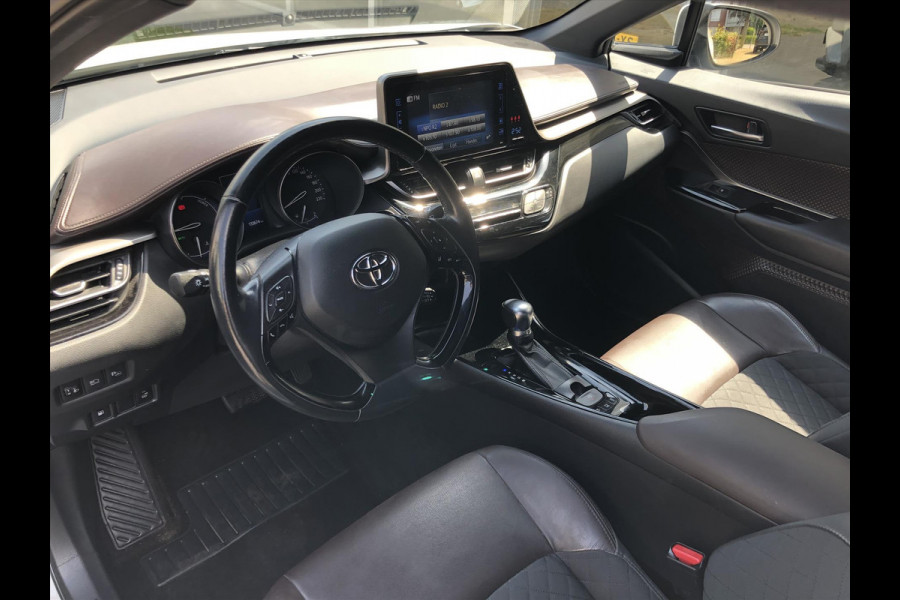 Toyota C-HR 1.8 Hybrid Executive | Trekhaak, Dodehoekherkenning, Navigatie, Parkeersensoren, Stoel + Stuurverwarming