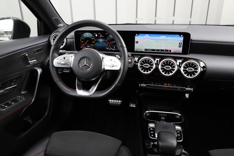 Mercedes-Benz A-Klasse 220 AMG Aut7 | 190PK | Pano | Adaptief-onderstel | Sfeerverlichting | Burmester | Memory | Multibeam | ACC | Widescreen | 2019.