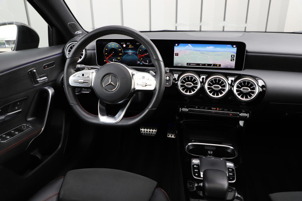 Mercedes-Benz A-Klasse 220 AMG Aut7 | 190PK | Pano | Adaptief-onderstel | Sfeerverlichting | Burmester | Memory | Multibeam | ACC | Widescreen | 2019.