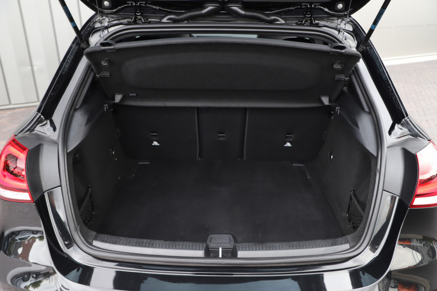 Mercedes-Benz A-Klasse 220 AMG Aut7 | 190PK | Pano | Adaptief-onderstel | Sfeerverlichting | Burmester | Memory | Multibeam | ACC | Widescreen | 2019.