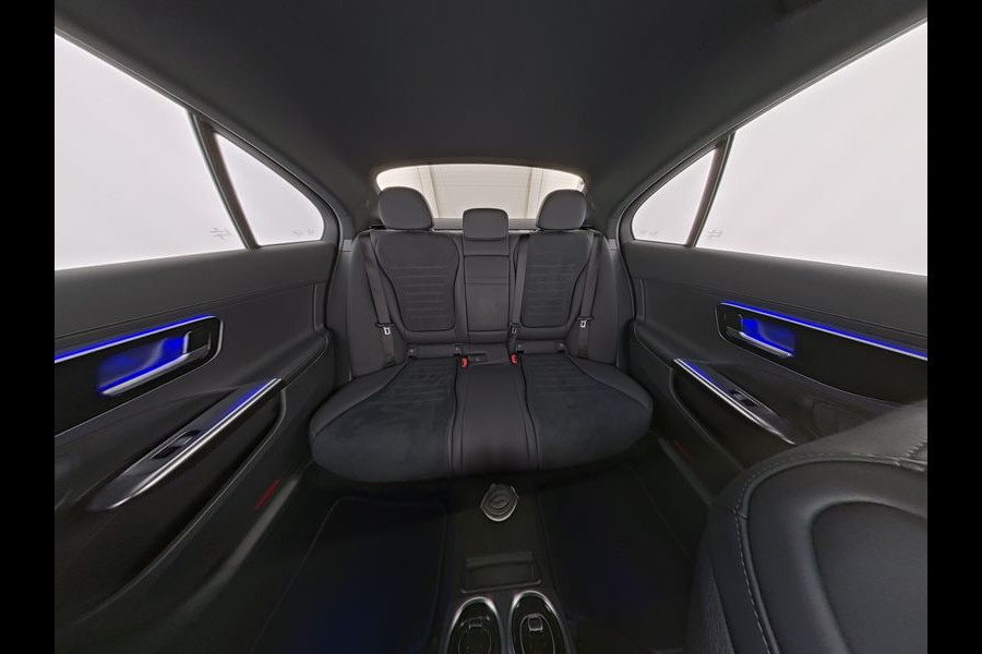 Mercedes-Benz C-Klasse 300 e AMG Plug-In Hybride | AMG Line | Night Pakket | Led Koplampen | Stuur en Stoelverwarming | Inclusief 24 maanden MB Certified garantie voor Europa.